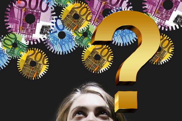 Ratternde Geld-Zahnräder über dem Kopf einer zweifelnden Frau, darüber ein großes goldenes Fragezeichen