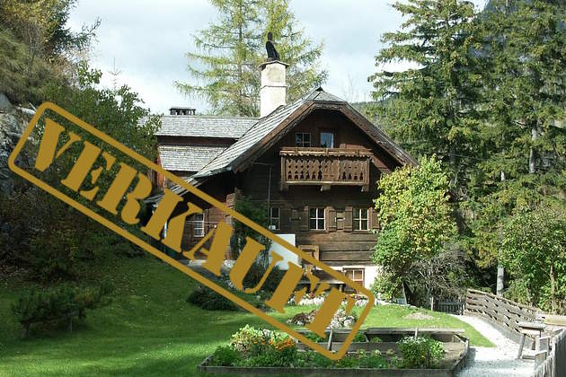 Holzhaus im Grünen mit Stempel Verkauft