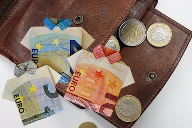 Geldbörse mit Münzen und Geldscheinen