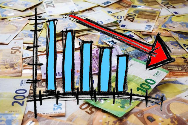 Viele Euroscheine, darüber Diagramm mit Pfeil nach unten für Wert- und Kaufkraftverlust