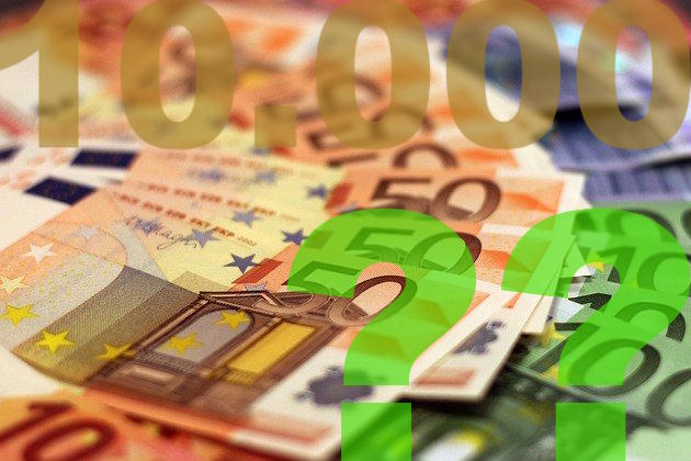 Aufgefächerte Euro-Geldscheine, 10000 € mit Fragezeichen